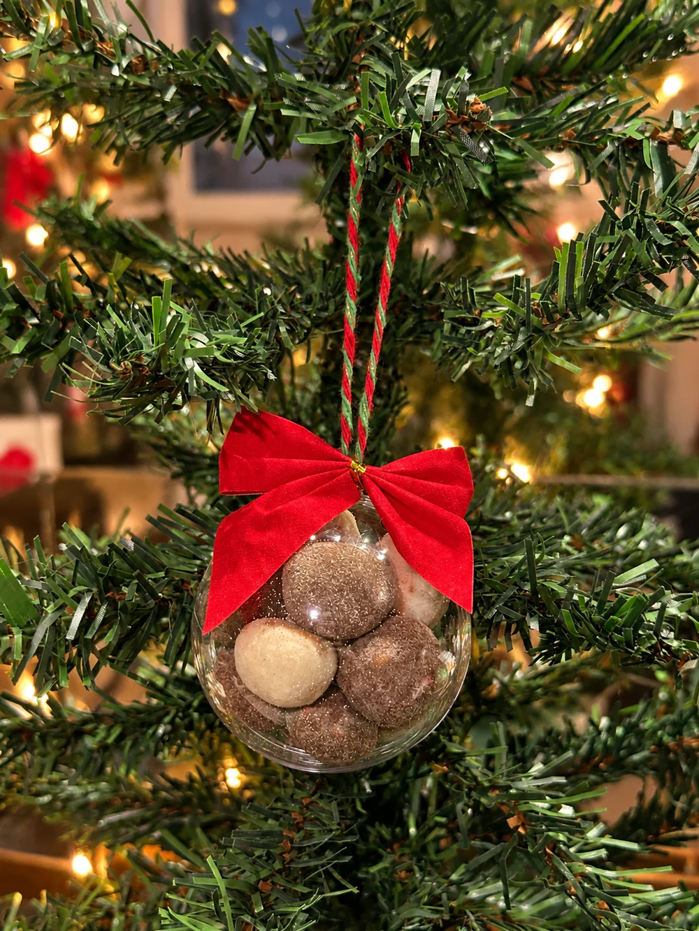 Bolinha natalina com pipoca pendurada em uma árvore de Natal